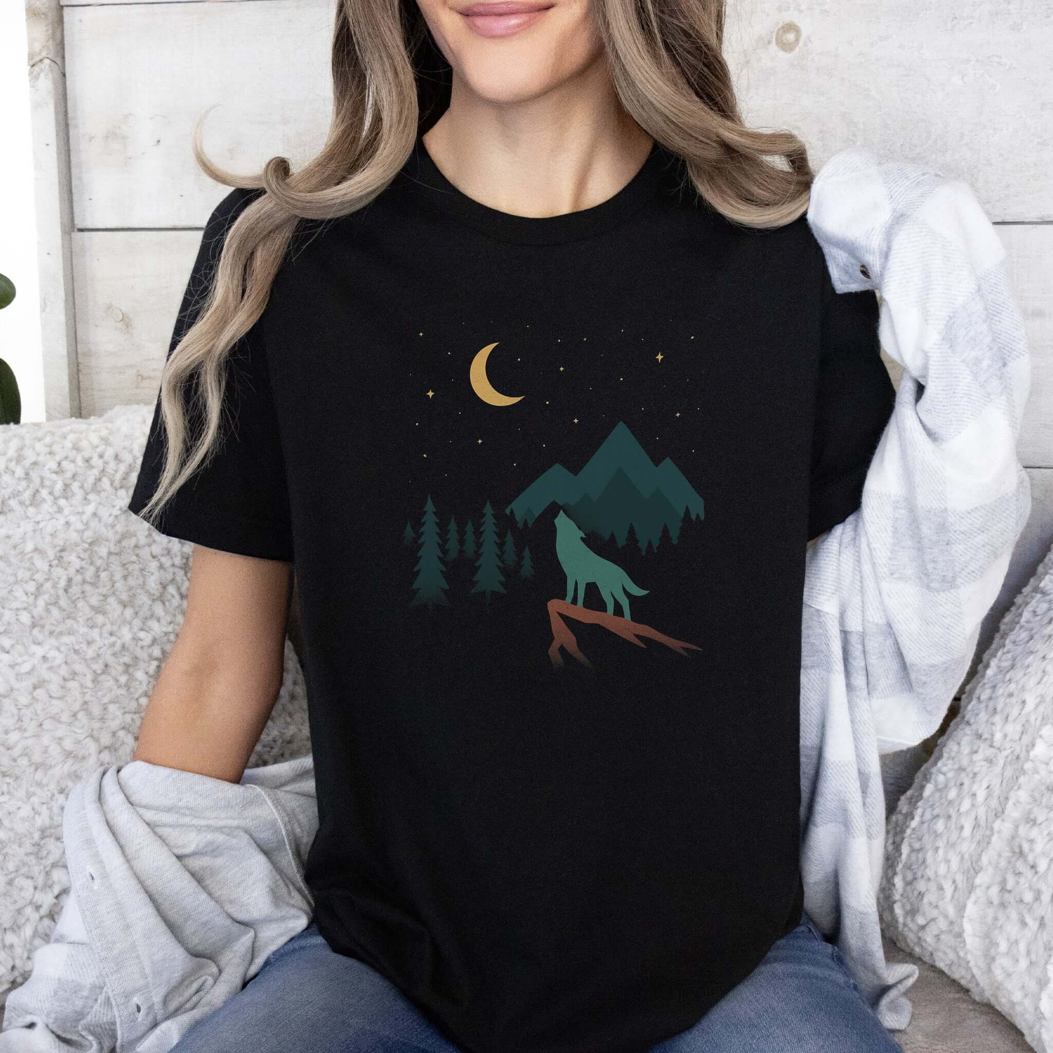 Minimalist Wolf Howling Under Moon T-Shirt – Vintage Wilderness Style