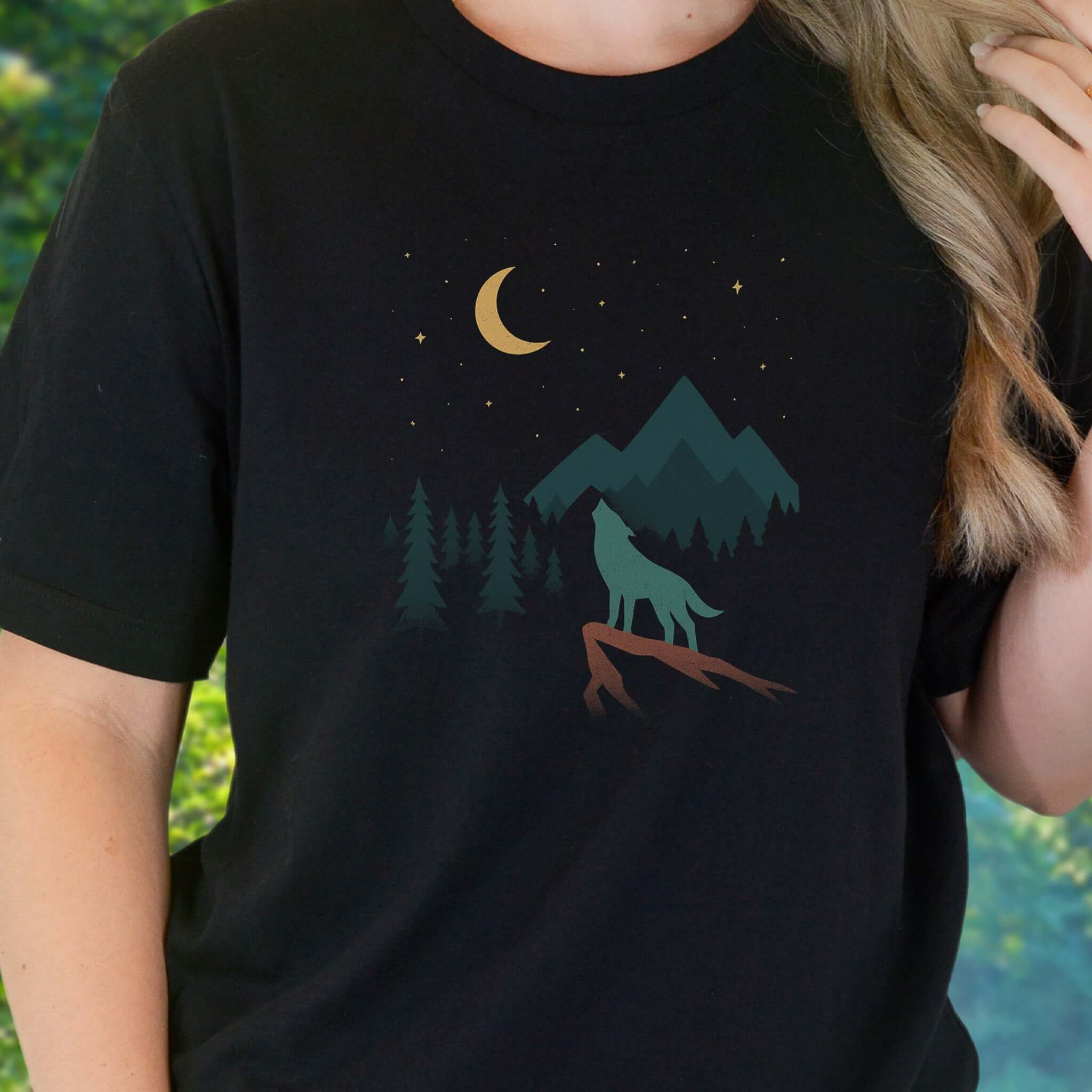 Minimalist Wolf Howling Under Moon T-Shirt – Vintage Wilderness Style