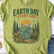 Earth Day Every Day Retro Globe Wildlife Nature Lover Eco Gift T-Shirt