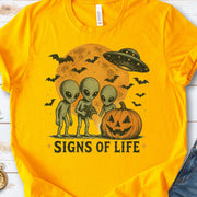 Signs of Life Alien UFO Halloween Pumpkin Retro Sci-Fi Graphic T-Shirt