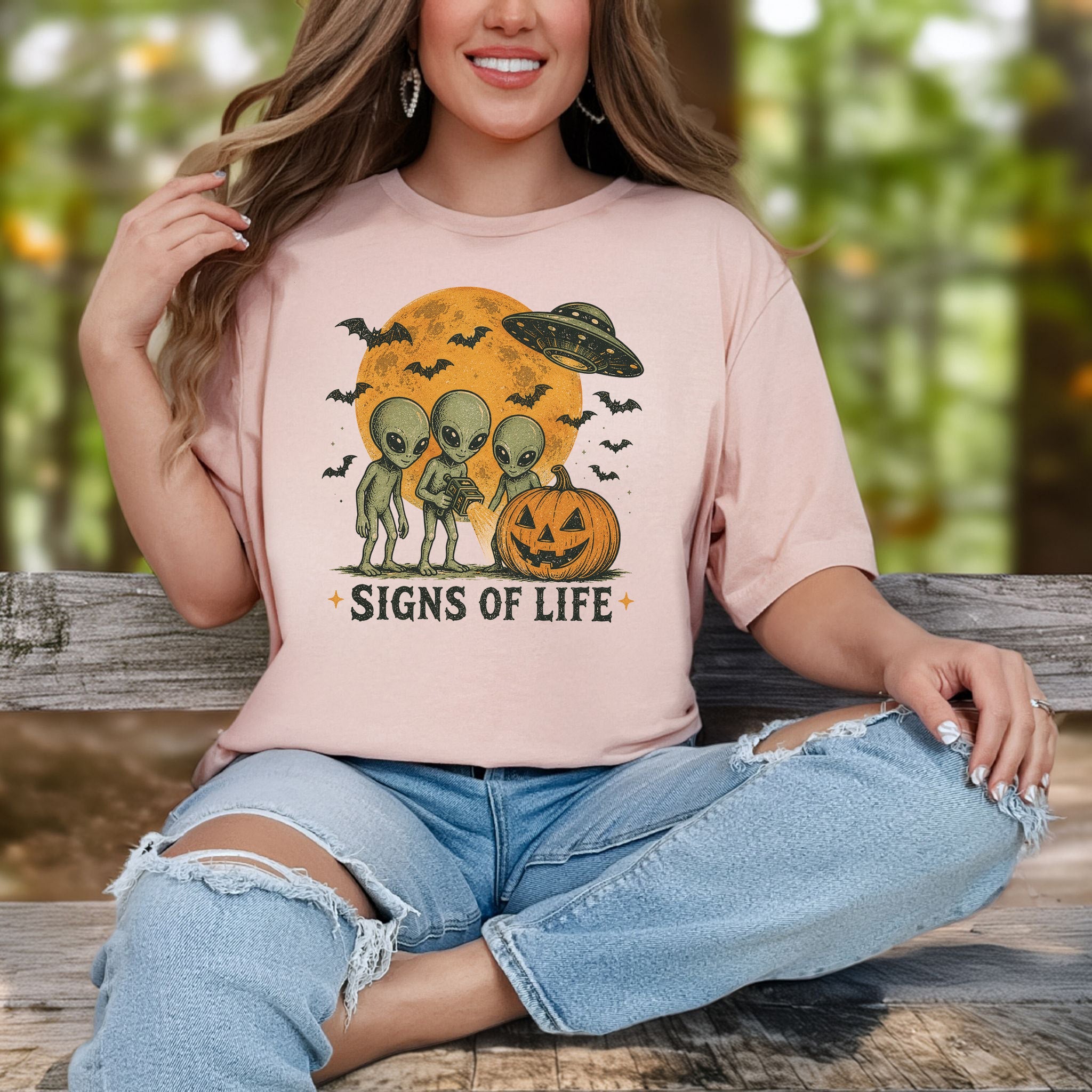 Signs of Life Alien UFO Halloween Pumpkin Retro Sci-Fi Graphic T-Shirt