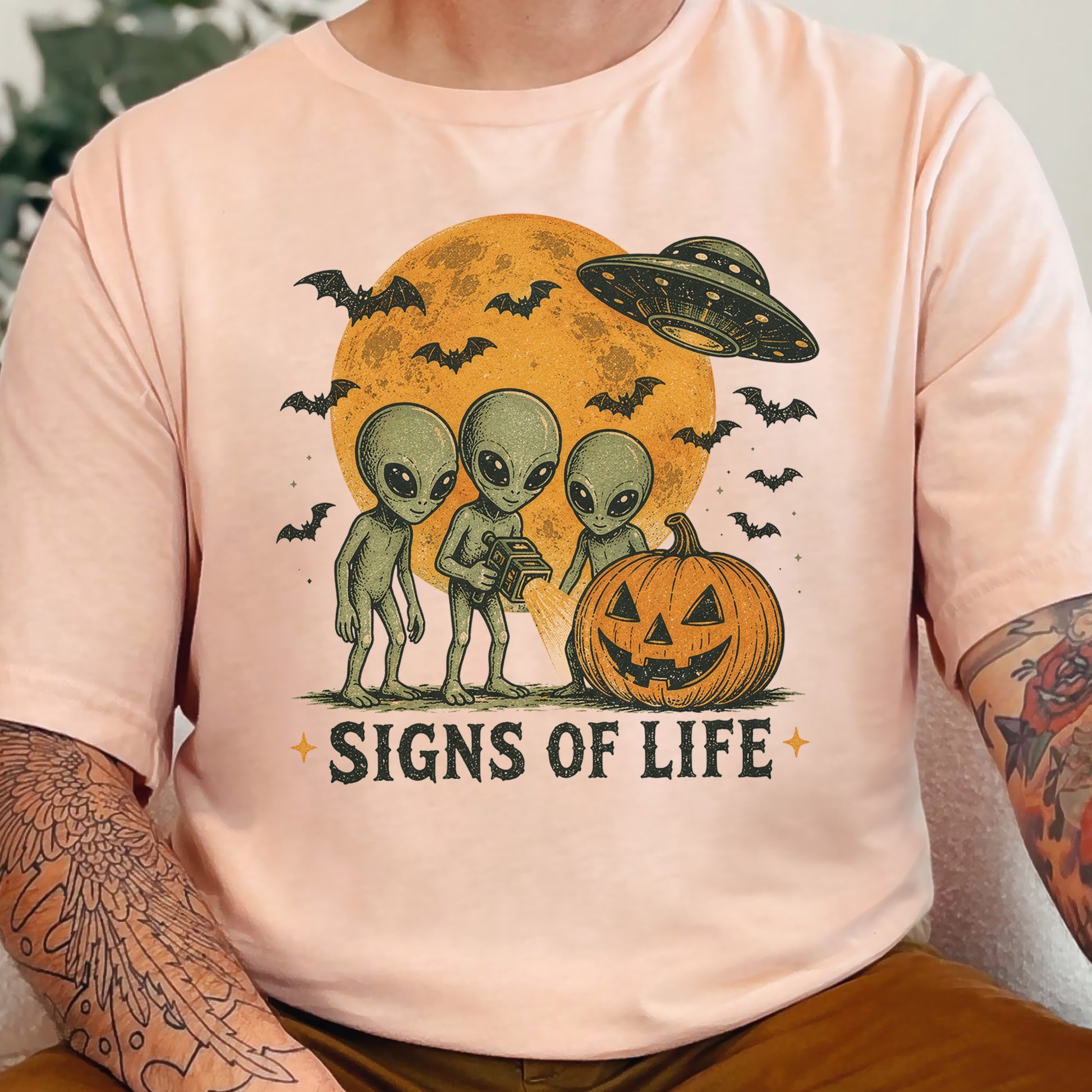 Signs of Life Alien UFO Halloween Pumpkin Retro Sci-Fi Graphic T-Shirt
