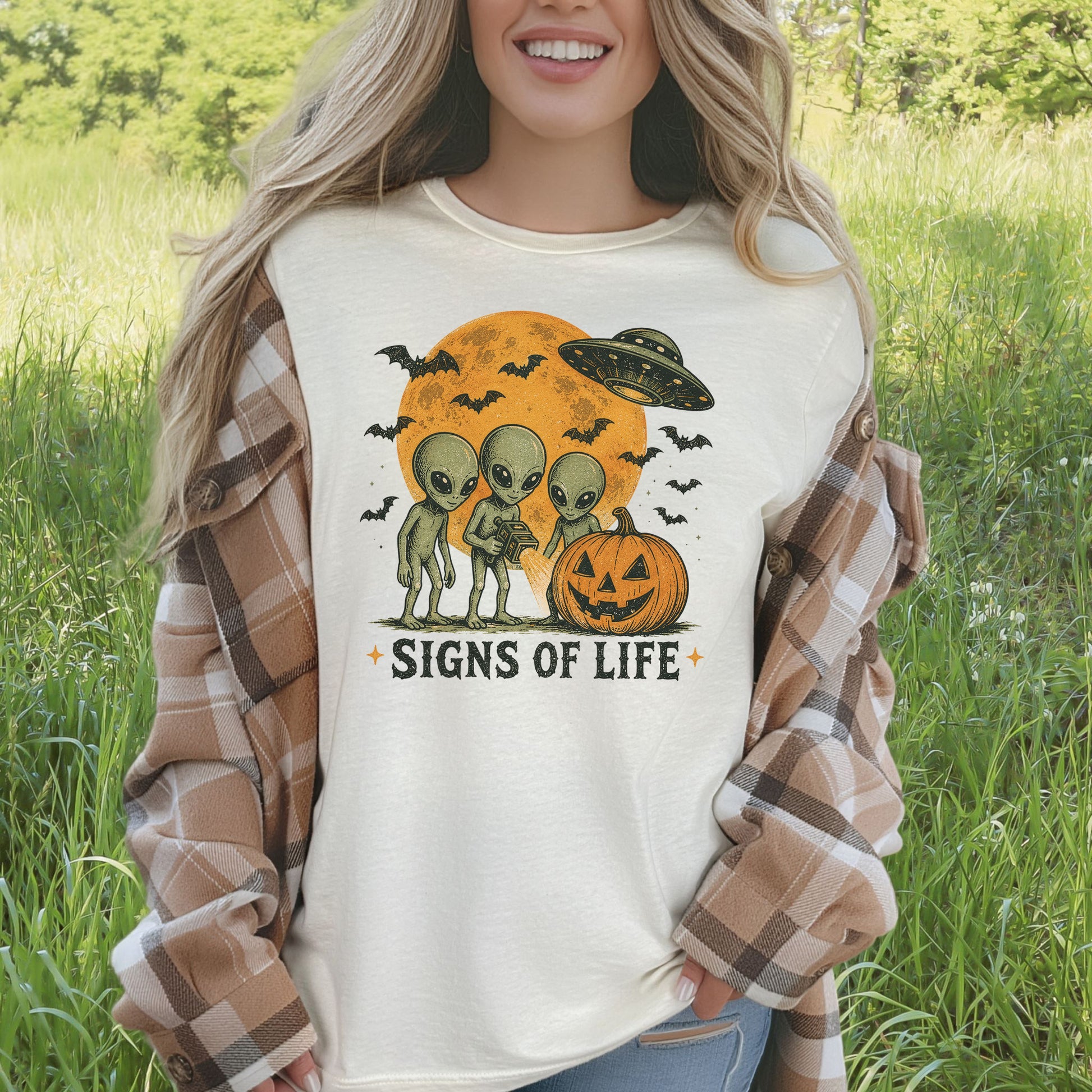 Signs of Life Alien UFO Halloween Pumpkin Retro Sci-Fi Graphic T-Shirt