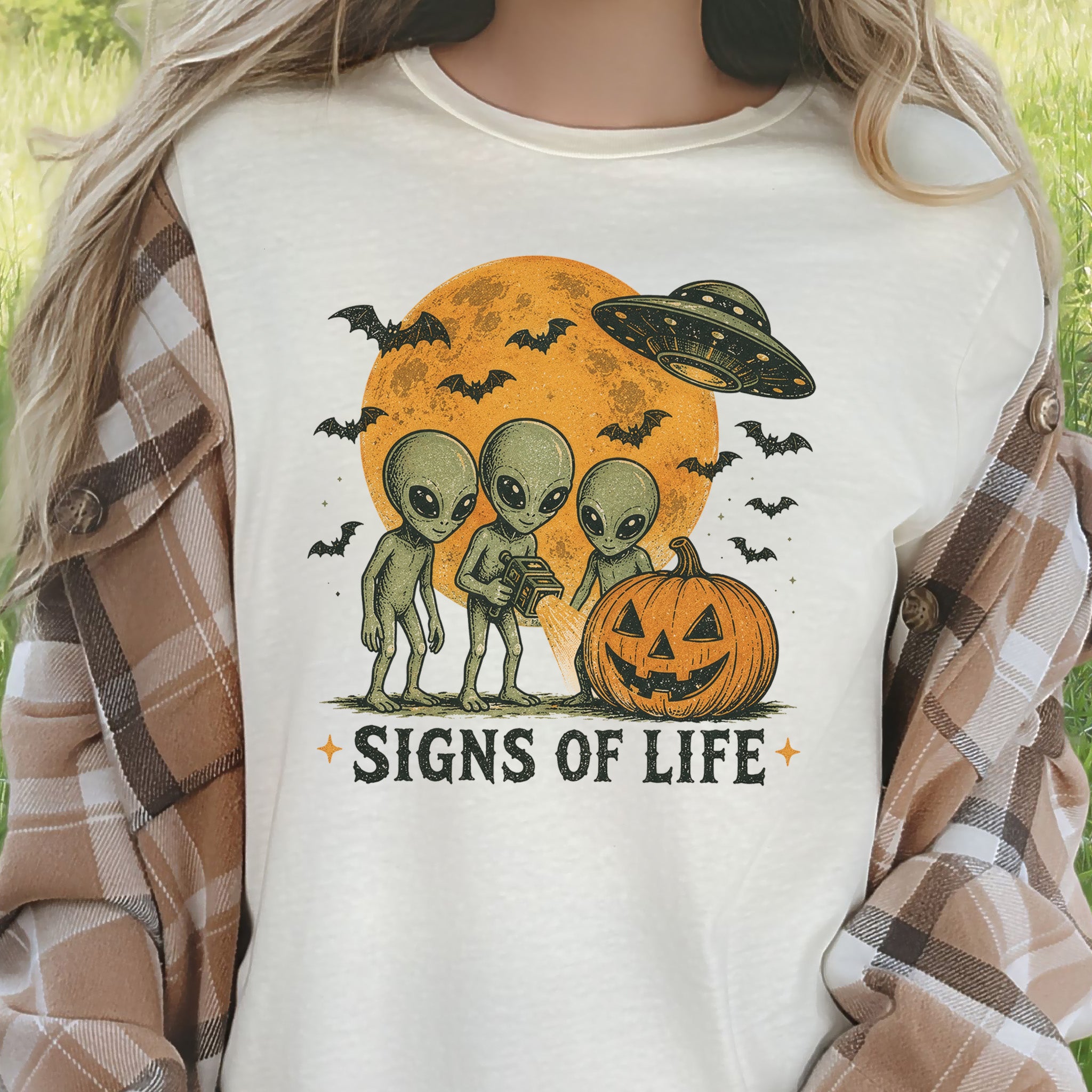 Signs of Life Alien UFO Halloween Pumpkin Retro Sci-Fi Graphic T-Shirt