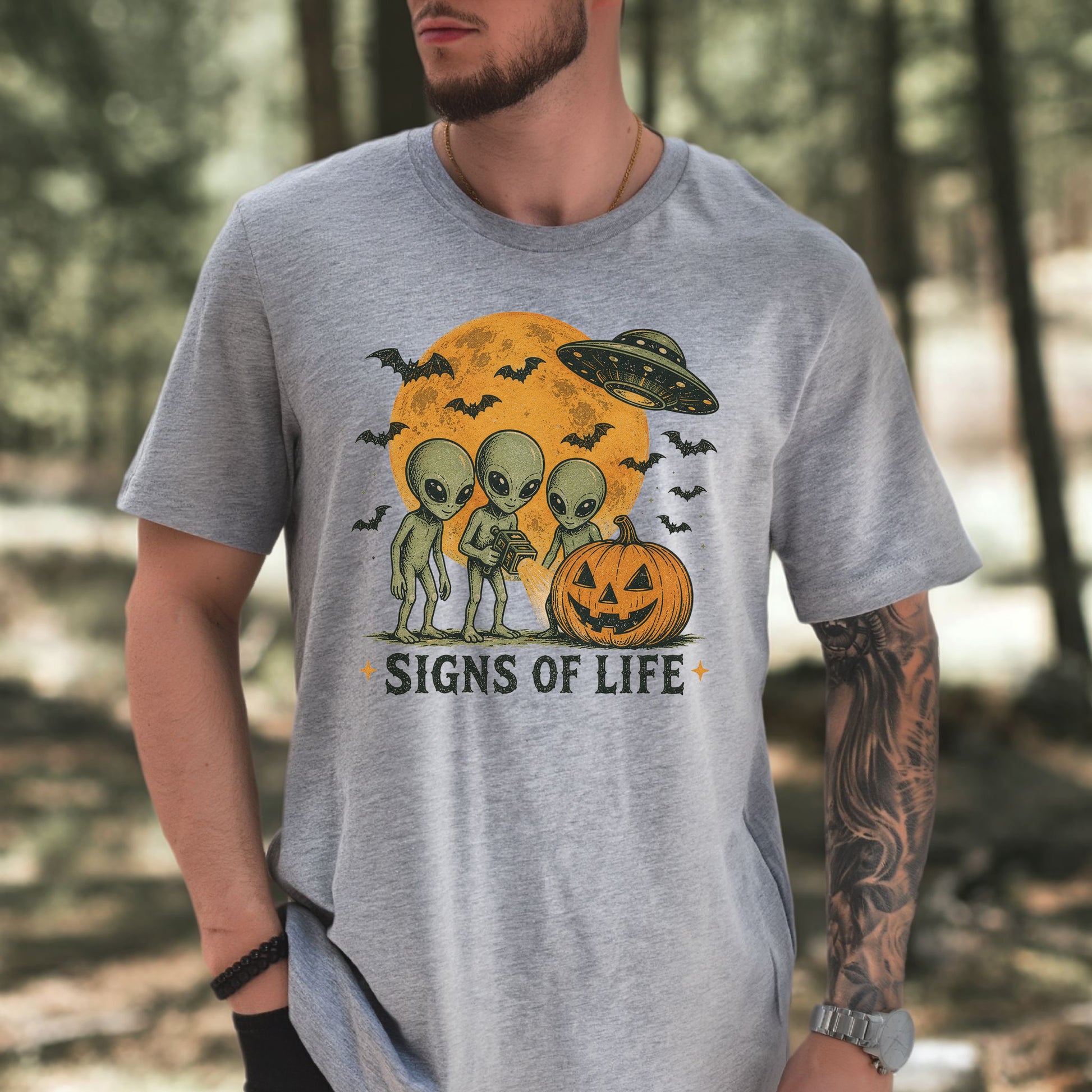 Signs of Life Alien UFO Halloween Pumpkin Retro Sci-Fi Graphic T-Shirt