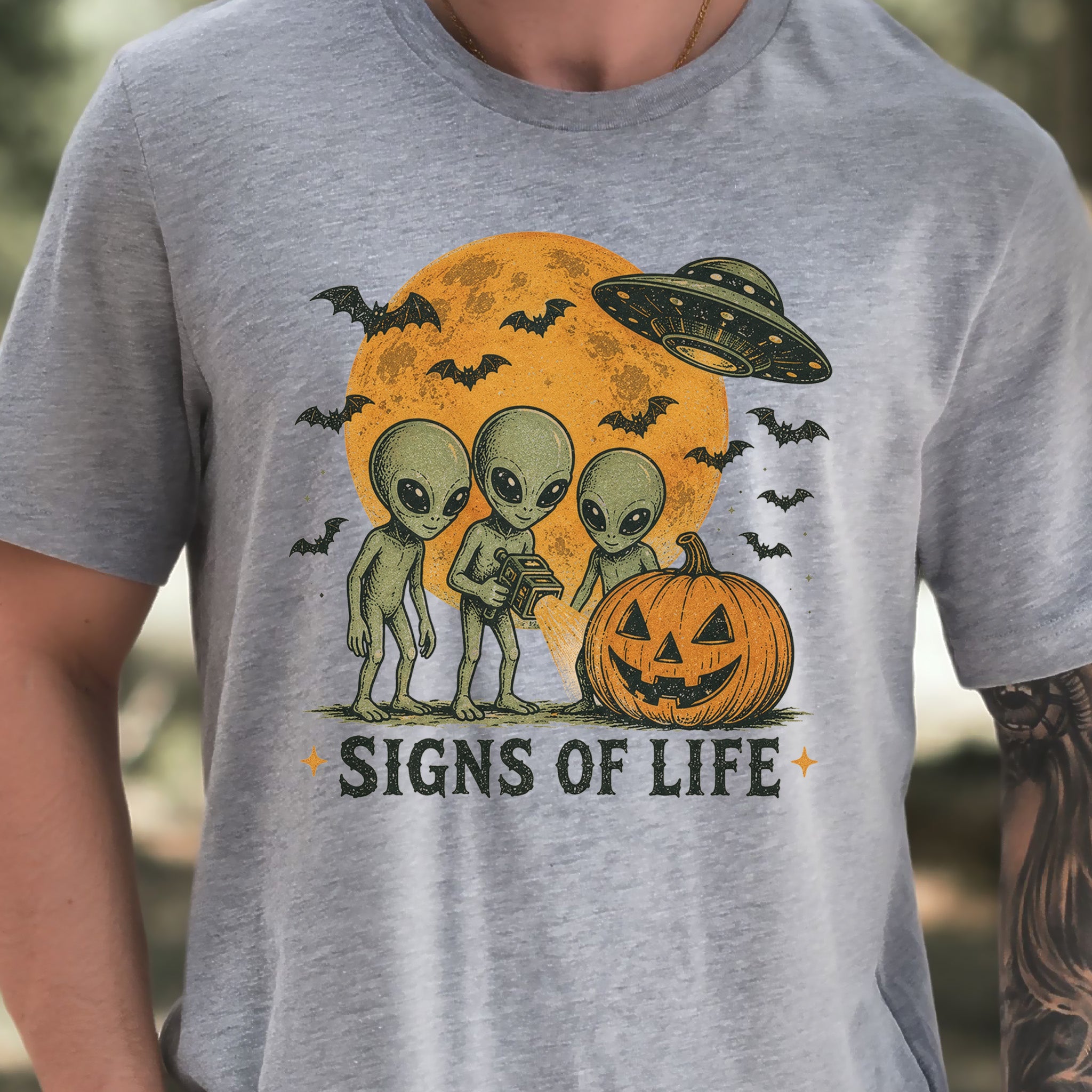 Signs of Life Alien UFO Halloween Pumpkin Retro Sci-Fi Graphic T-Shirt