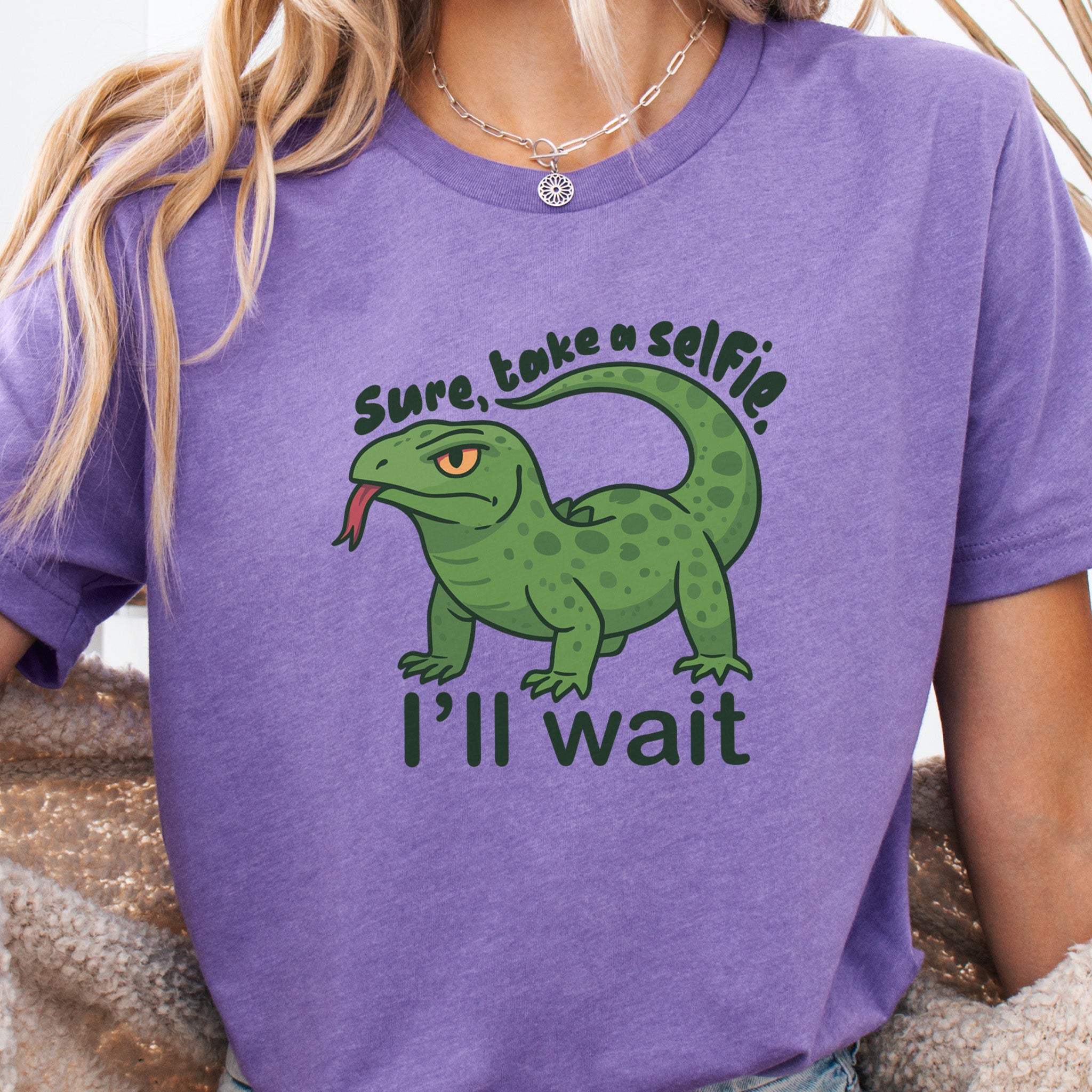 Lizard Selfie Wait T-Shirt – Funny Komodo Dragon Reptile Lover Tee