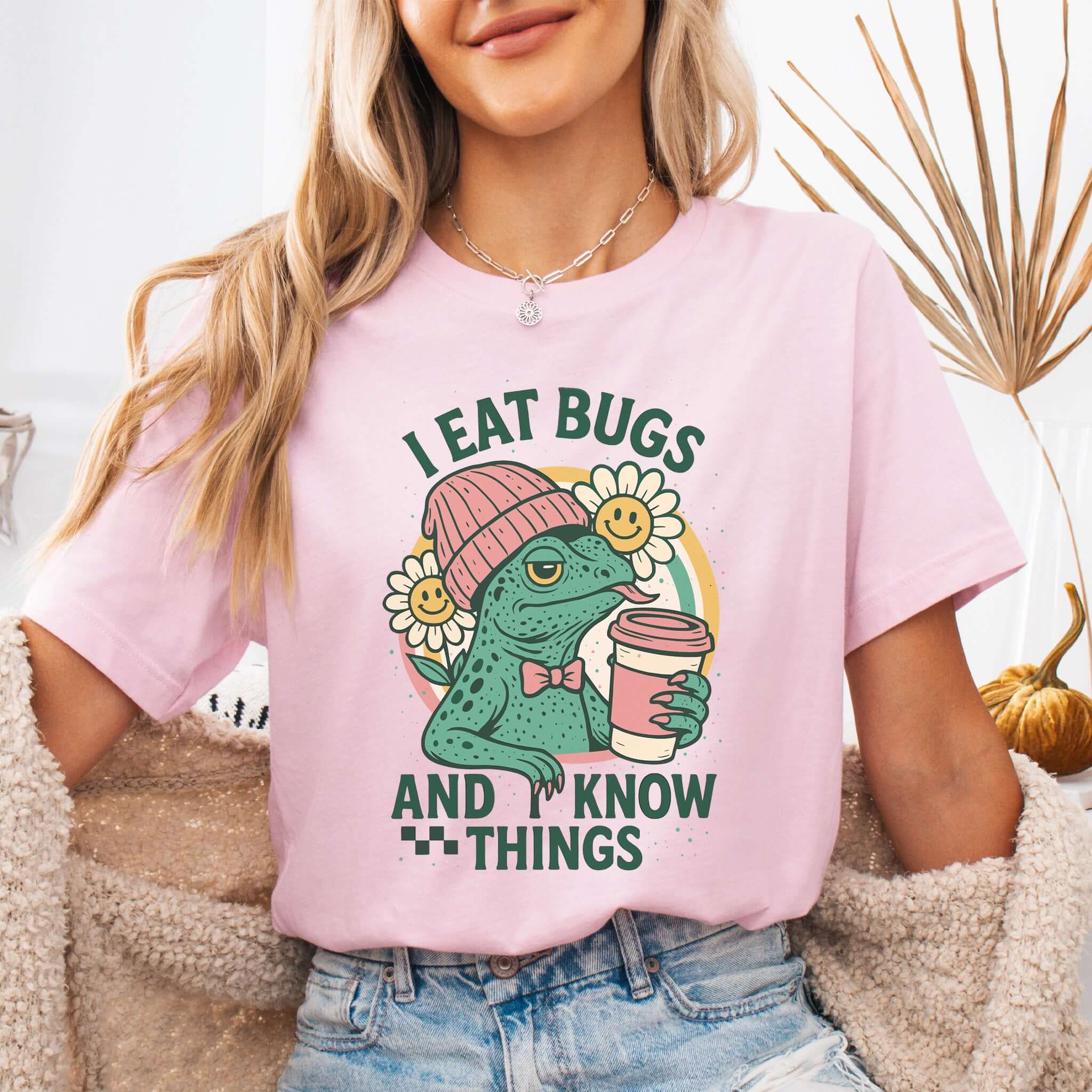 Lizard I Eat Bugs and I Know Things Sassy T-Shirt